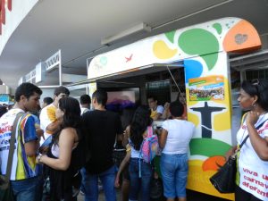 Trailer da JMJ instalado no ginásio Paulo Sarasate. Foto: Wallace Freitas 