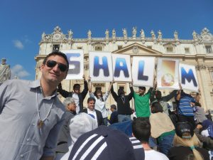 Tobias Cortez na Praça de São Pedro. Imagem: arquivo pessoal.