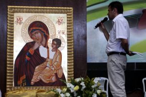moyses azevedo rezando diante de ícone da Virgem maria