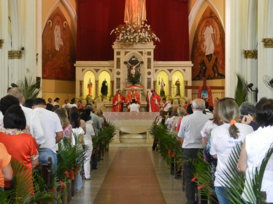 Fieis começaram a procissão de Ramos na Igreja de Cristo Rei. Foto: Wallace Freitas 