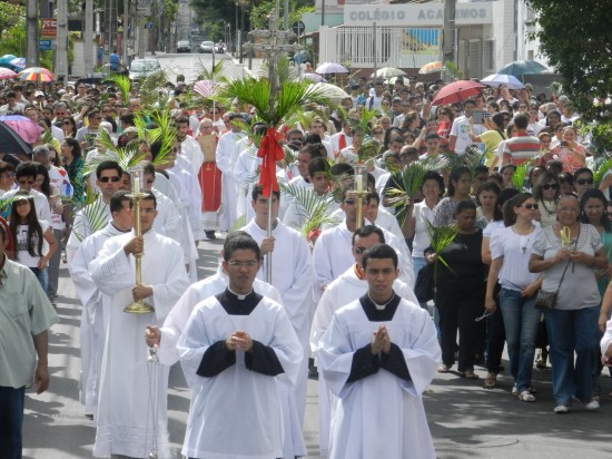 Fies caminham com ramos nas mãos.Foto: Wallace Freitas 