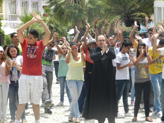Pe. Raphael Maciel abençoa participantes do Flashmob