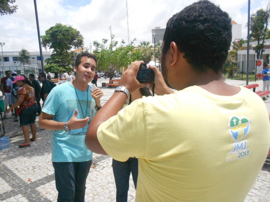 Guilherme Azevedo (ao fundo) da Juventude Mariana Vicentina foi um dos organizadores do flashmob. 