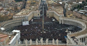 Milhares de pessoas comparecem ao primeiro Angelus de Francisco 