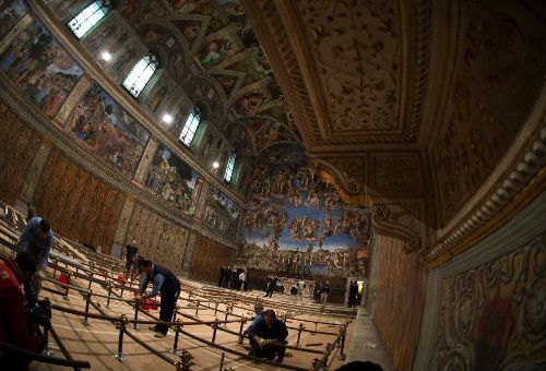 Trabalhos de acondicionamento da Capela Sistina para o Conclave (foto L'Osservatore Romano)