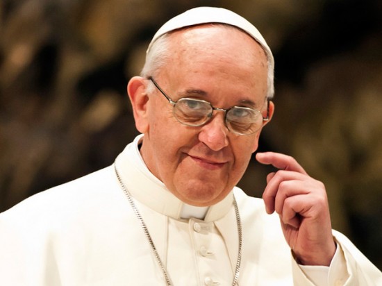 Papa Francisco teria ido às ruas distribuir pão e solidariedade a desabrigados. 