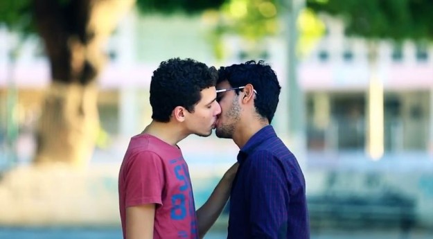 Partido usa imagem de jovens se beijando para chamar a atenção dos eleitores. 