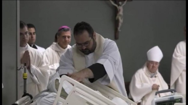 Padre Gervan Menezes impondo as mãos sobre o Diácono William. 