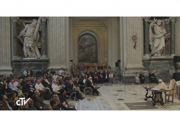Papa Francisco fala a padres da RCC.