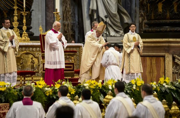 papa-francisco-ordenando