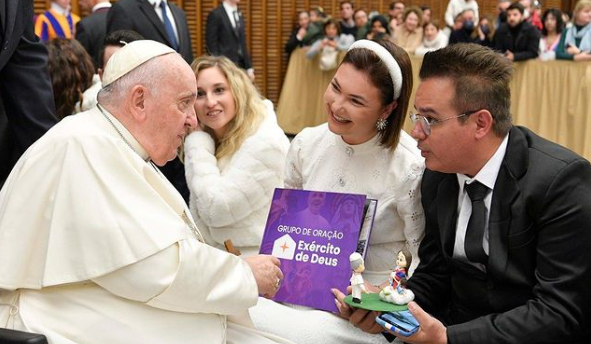Ana Clara Rocha e Italo Poeta apresentam grupo Exército de Deus ao Papa Francisco. Foto: Vaticannews.