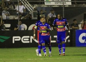 O baixinho Edinho foi o dono do jogo em Arapiraca. Foto: O Povo Online