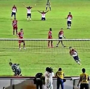 De pênalti, Pio marcou o gol da classificação tricolor