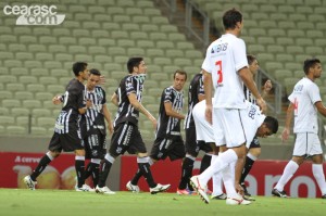 Lulinha comemora com os companheiros o gol marcado (Foto: Cearasc.com/Divulgação)
