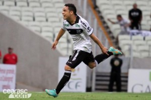 Lulinha tanto joga fácil como toma cartão fácil (Foto: Cearasc.com/Divulgação)