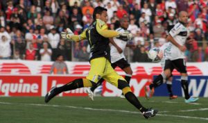 Fernando Henrique: Bom profissional, mas um péssimo goleiro (Foto: Robson Mafra)