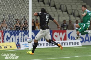 Léo Gamalho mostro que faz gols em outros times também (Foto: Cearasc.com/Divulgação)