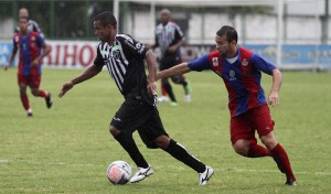 Rogerinho foi titular no amistoso contra o Tiradentes (Foto: Cearasc.com/Divulgação)