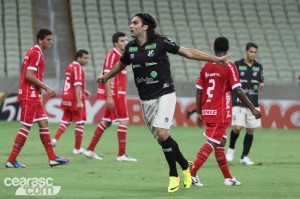 Léo Gamalho taticamente fez uma boa atuação e ainda marcou um gol (Foto: Cearasc.com/Divulgação)