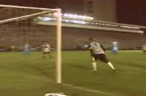 Fernando Henrique ao invés de tentar pegar a bola com as mãos, preferiu tentar com os olhos (Foto: video/imagem)