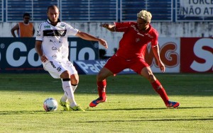 Douglas entrou e deu conta do recado (Foto: Lucas Magalhães)