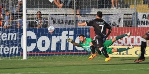 O joga fácil Lulinha marcou novamente (Foto: Ailton Cruz)