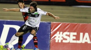 Léo Gamalho fechou o placar que garantiu os três pontos ao Vozao (Foto: Carlos Costa)