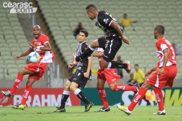 Atacante Bill deixou o seu e abriu a contagem para os 40 gols (Foto: Cearasc.com/Divulgação)