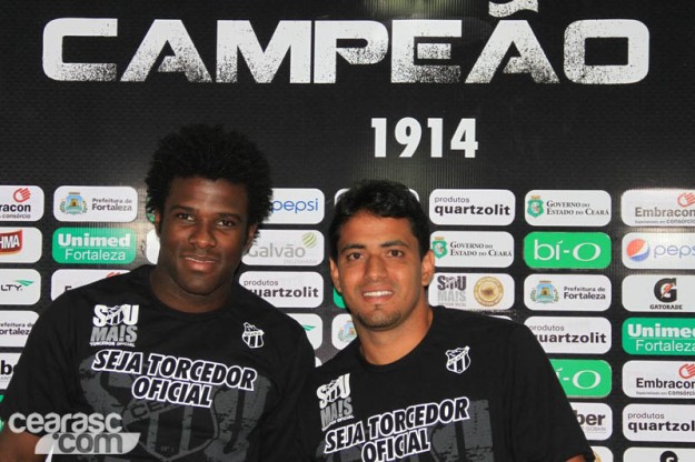 Zagueiro Sandro (esquerda) e volante Leandro Brasilia (direita) fora,m contratados para a temporada 2014 (Foto: Cearasc.com/Divulgação)