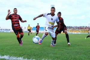 Bill continua devendo um bom futebol (Foto: Ruth Macedo)