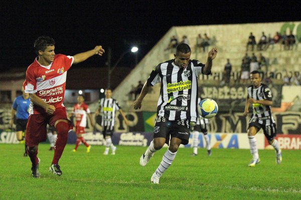 Coroando sua péssima atuação, Rogerinho perdeu um pênalti (Foto: Itawi Albuquerque)