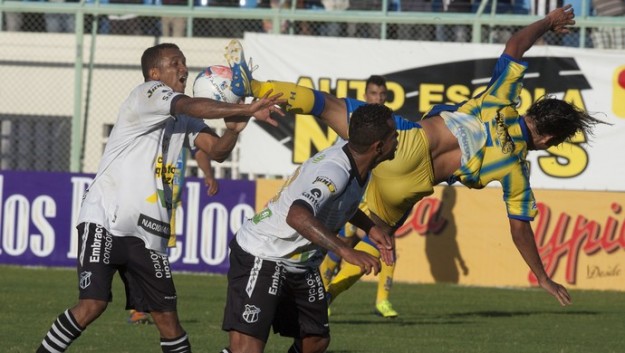 Faltou comprometimento, futebol e vergonha (Foto: Cid Barbosa)