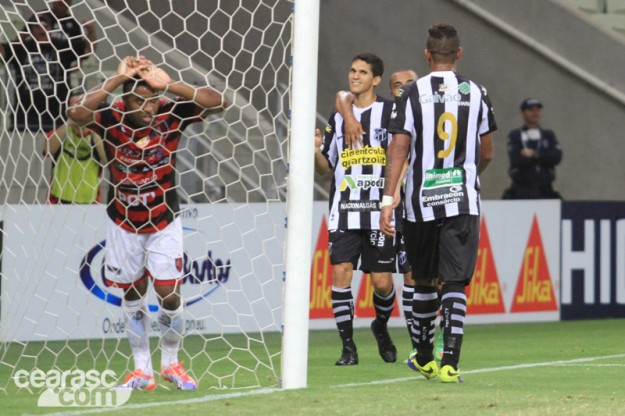 Magno Alves fez três e foi o artilheiro da partida (Foto: Cearasc.com/Divulgação)
