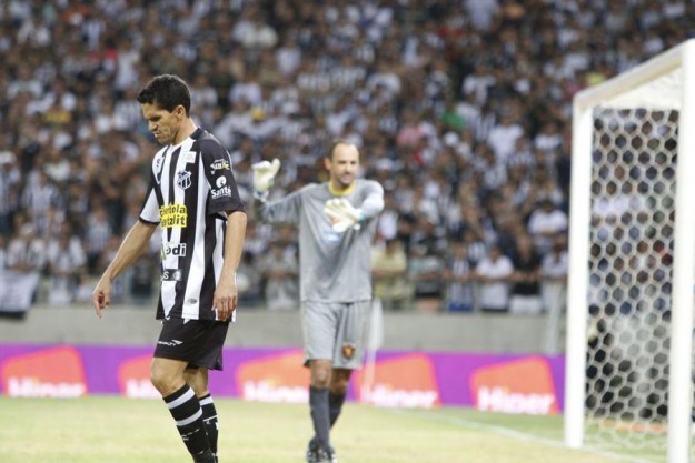 Magno Alves desperdiçou oportunidades que poderiam ter mudado o rumo da partida (Foto: Fco. Fontenele)