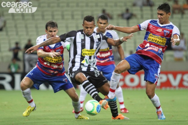 Bill sofreu o pênalti que acabou desperdiçado por Magno Alves (Foto: Cearasc.com/Divulgação)