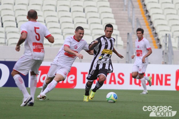 Divida de Souza com a torcida a cada jogo aumenta mais. (Foto: Cearasc.com/Divulgação)