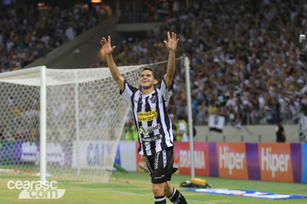 Magno Alves não só fica como renova co contrato (Foto: Cearasc.com/Divulgação)