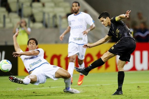 Magno Alves marcou mais dois gols e tem sido também nosso melhor zagueiro (Foto: Fabio Lima/O Povo)