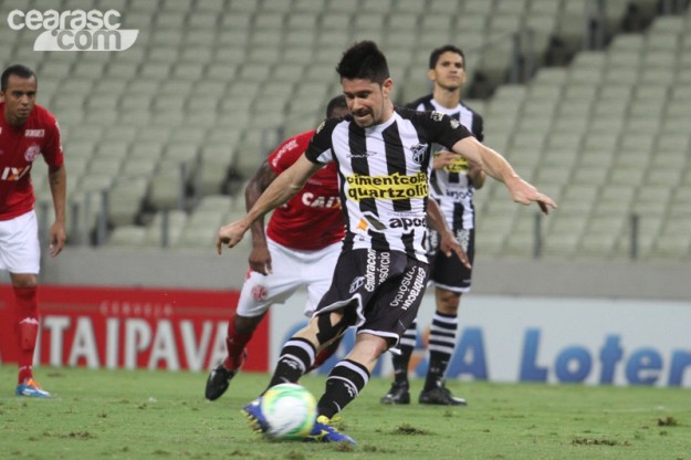 Ricardinho cobra penalti enquanto Magno Alves observa (Foto: Cearasc.com/Divulgação)