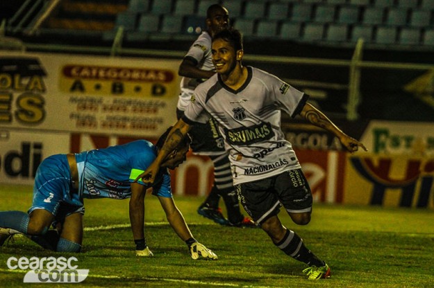 Assisinho marcou novamente contra o Itapipoca e ajudou Vozão a vencer (Foto: Christian Alekson/Cearasc.com)