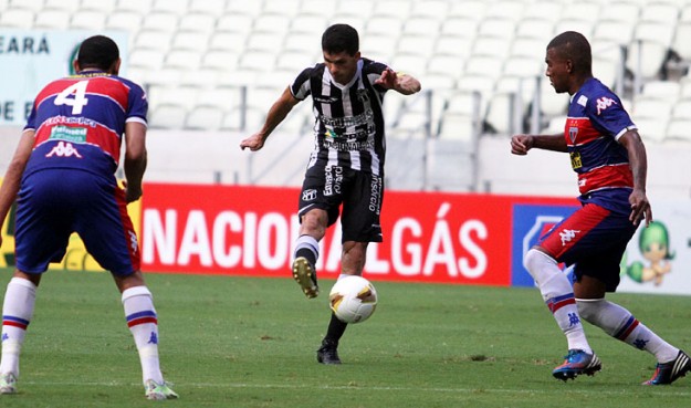 Magno Alves fez o gol da "descomplicação" (Foto: Christian Alekson/CearaSC.com)