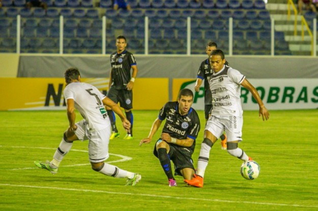 Robinho tanto desperdiça chances de gols, como de mostrar que pode ser um bom jogador (Foto: Filippe Araújo)