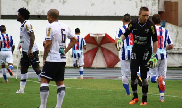O goleiro Luis Carlos voltou a falhar em lance que decidiu a partida (Foto: Fernando Torres)