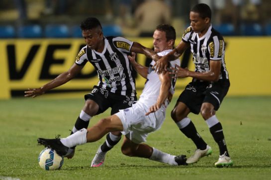 Com Robinho no ataque ficou difícil sair gol (Foto: Fabio Lima/O Povo)
