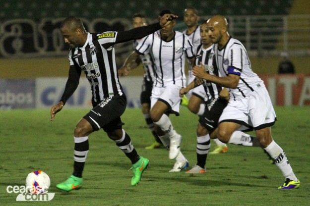 Que azar, Rodrigo Silva abriu o marcador para o Bragantino. (Foto: Christian Alekson/CearáSC.com)