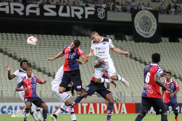 Rafael Costa outra vez foi fundamental na vitória do Vozão (Foto: Christian Alekson/CearaSC.com)