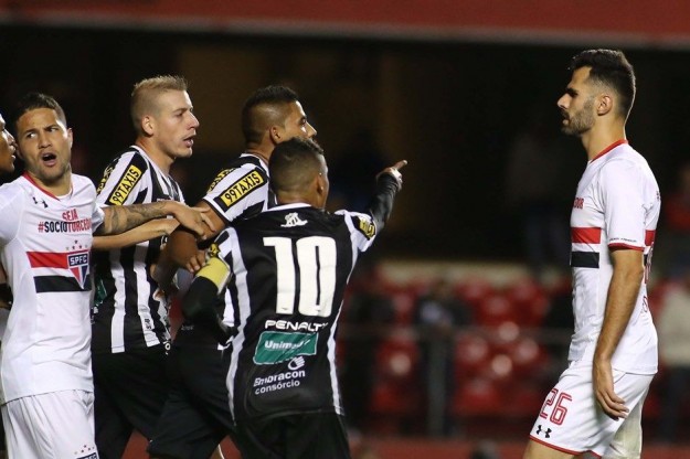 Jogadores do Vozão foram valentes em campo (Foto: Lucas Almeida/FolhaPress)