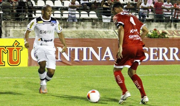 Rafael Costa marcou dois gols queajudou na vitoria do Vozão (Foto: Junior de Melo)