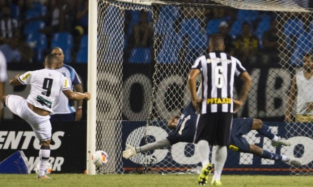De pênalti Rafael Costa fez o gol da vitória do Vozão (Foto: Guito Moreto)