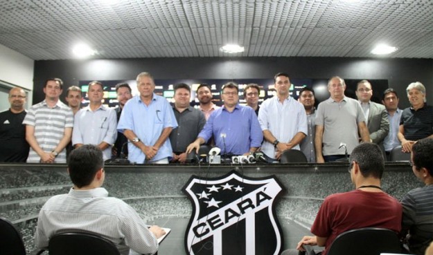 Robinson de castro apresentou os novos diretores alvinegros (Foto: Christian Alekson/CearaSC.com)